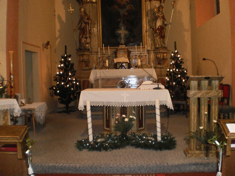 08.JPG - Pohled na oltáře z poloviny kostela