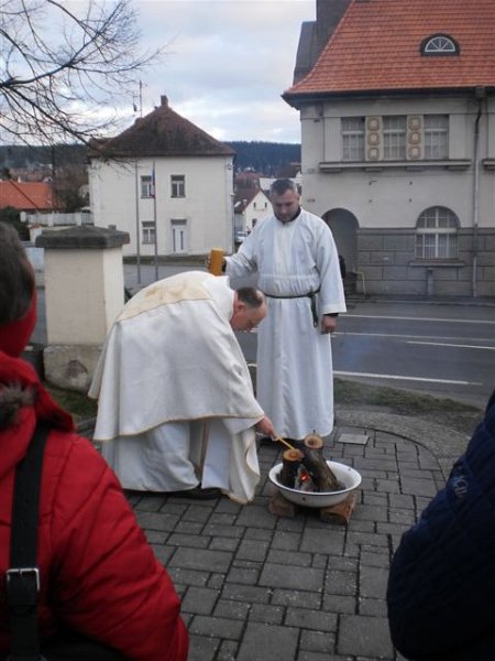09.JPG -  svěcení paškálu - p. farář zapaluje svíčku s Františkem na výšku