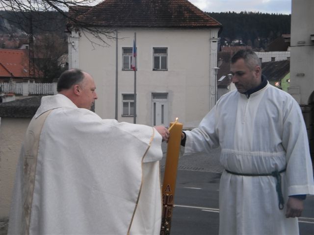 10.JPG -  svěcení paškálu - p. farář zapaluje paškál s Františkem na výšku