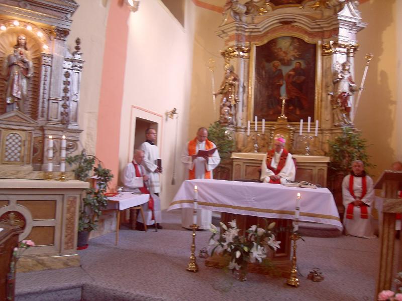 04.JPG - biskup s ceremoniářem u oltáře
