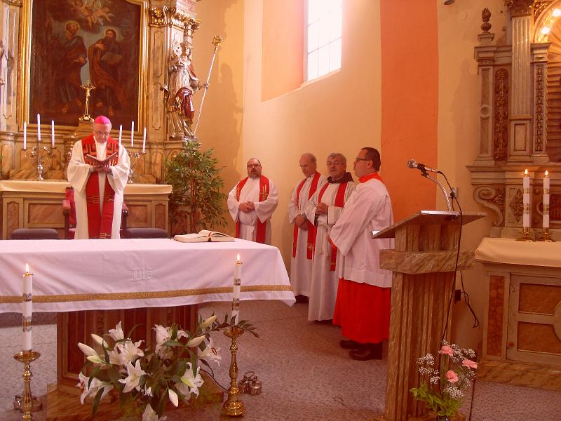 05.JPG - biskup s knihou u oltáře z jiného pohledu