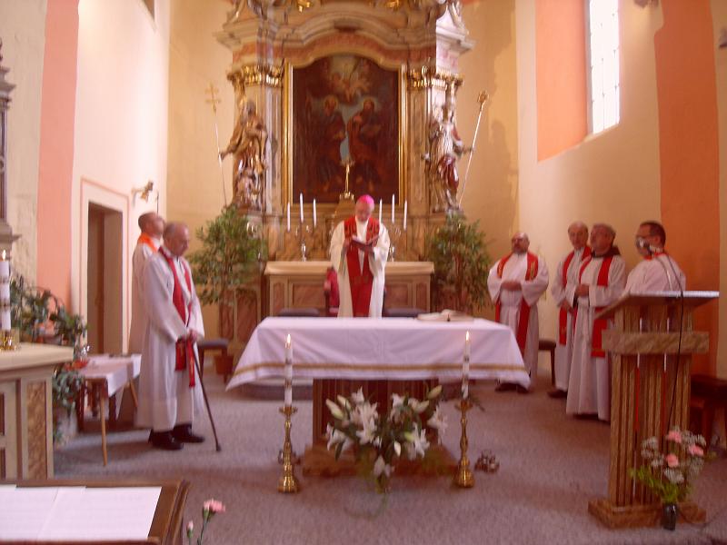 06.JPG - biskup s knihou u oltáře z jiného pohledu