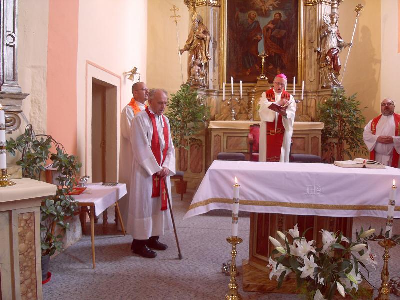 07.JPG - biskup s knihou u oltáře z jiného pohledu