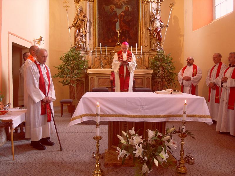 08.JPG - biskup s knihou u oltáře