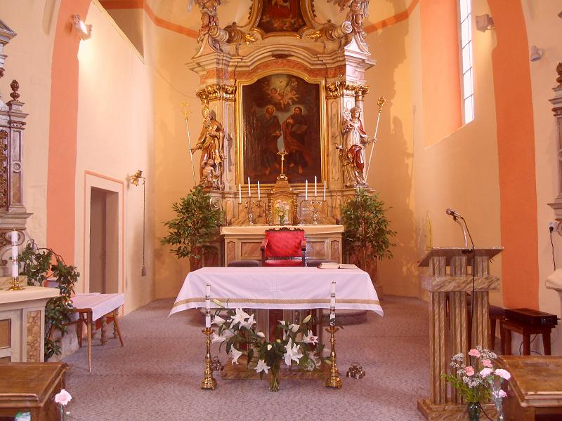 21.JPG - pohled k oltáři z poloviny kostela