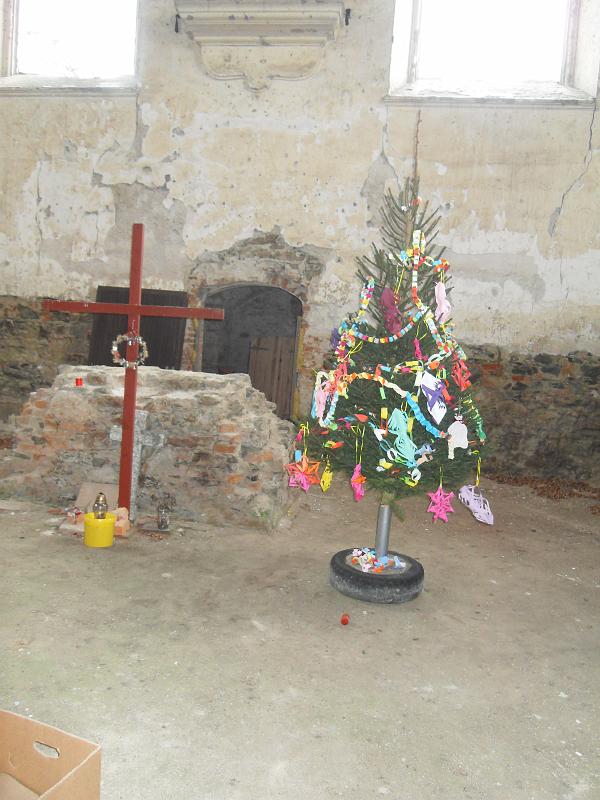 10.JPG - všekary - torzo oltáře stromeček a kříž na výšku