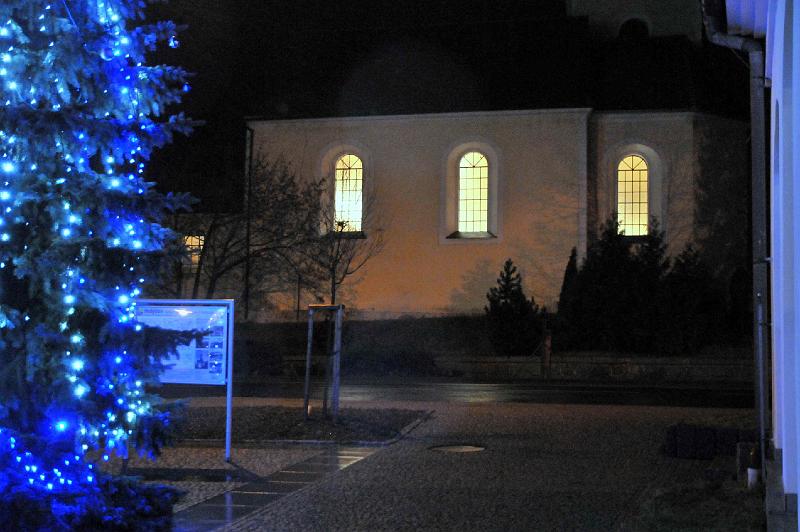 03.JPG - pohled na rozsvícený kostel od radnice